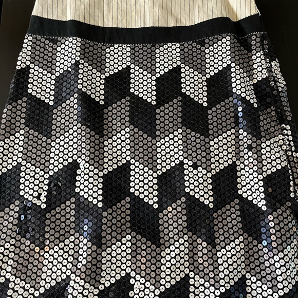 Skirt sequin needs 4 sequins - Picture 9 of 11